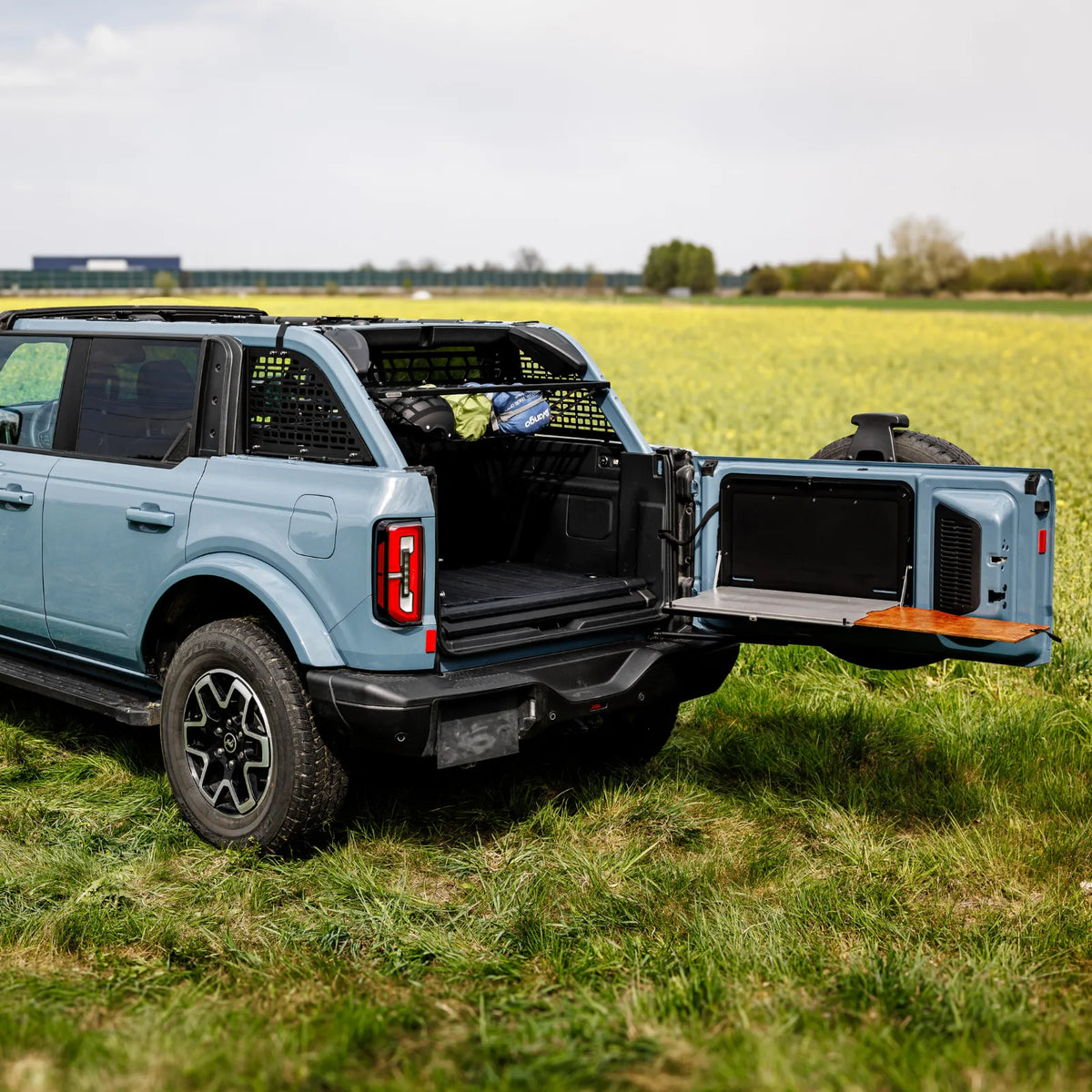 Universal-Netz unter dem Roof Shelf