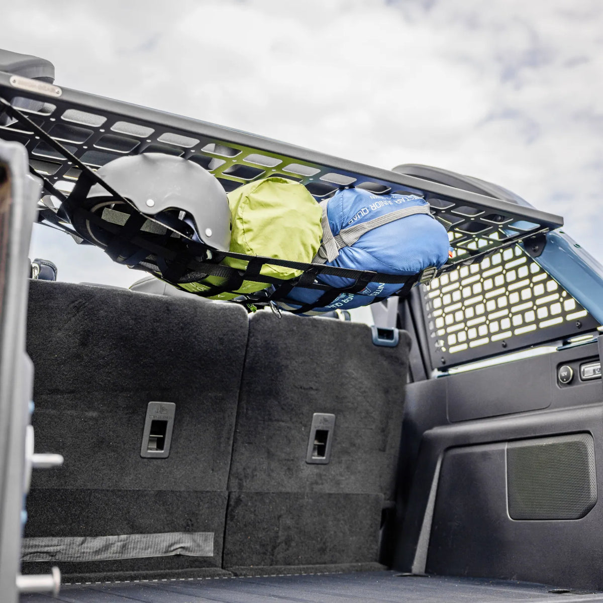Universal-Netz unter dem Roof Shelf