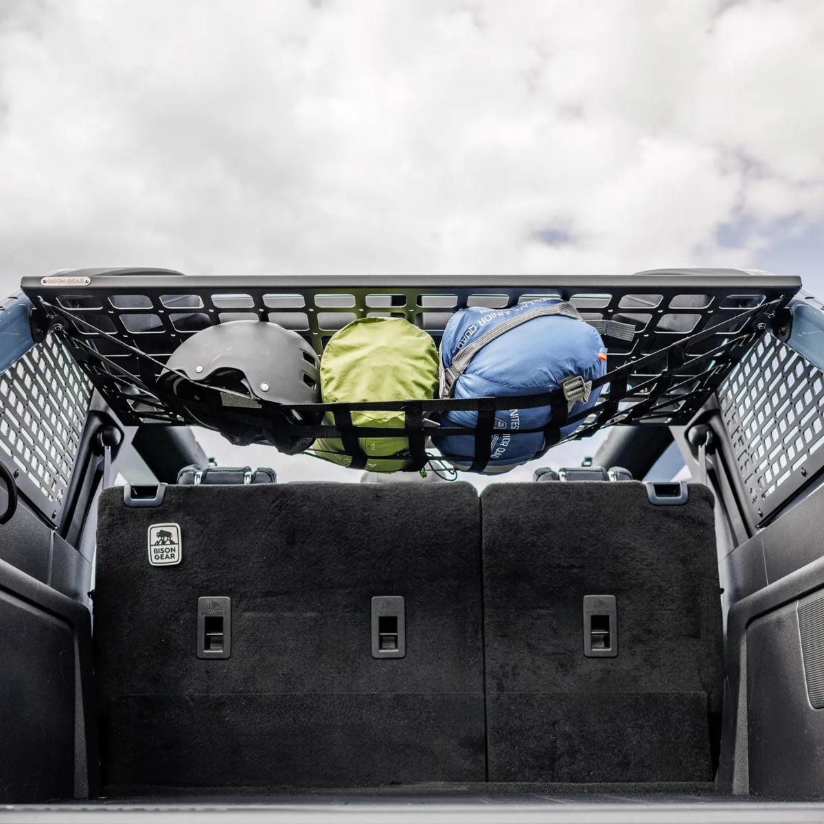 Universal-Netz unter dem Roof Shelf