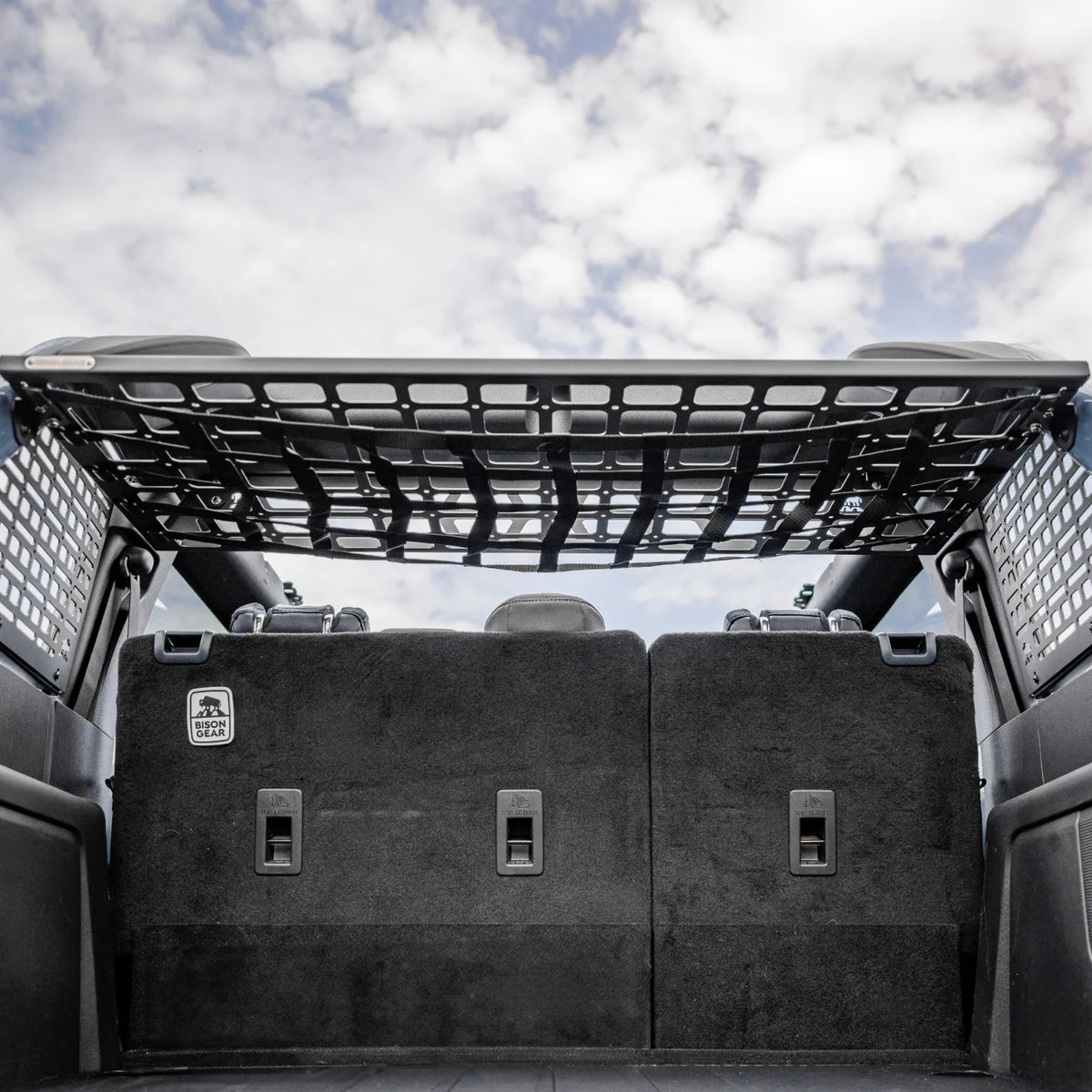 Universal-Netz unter dem Roof Shelf