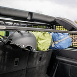 Universal-Netz unter dem Roof Shelf