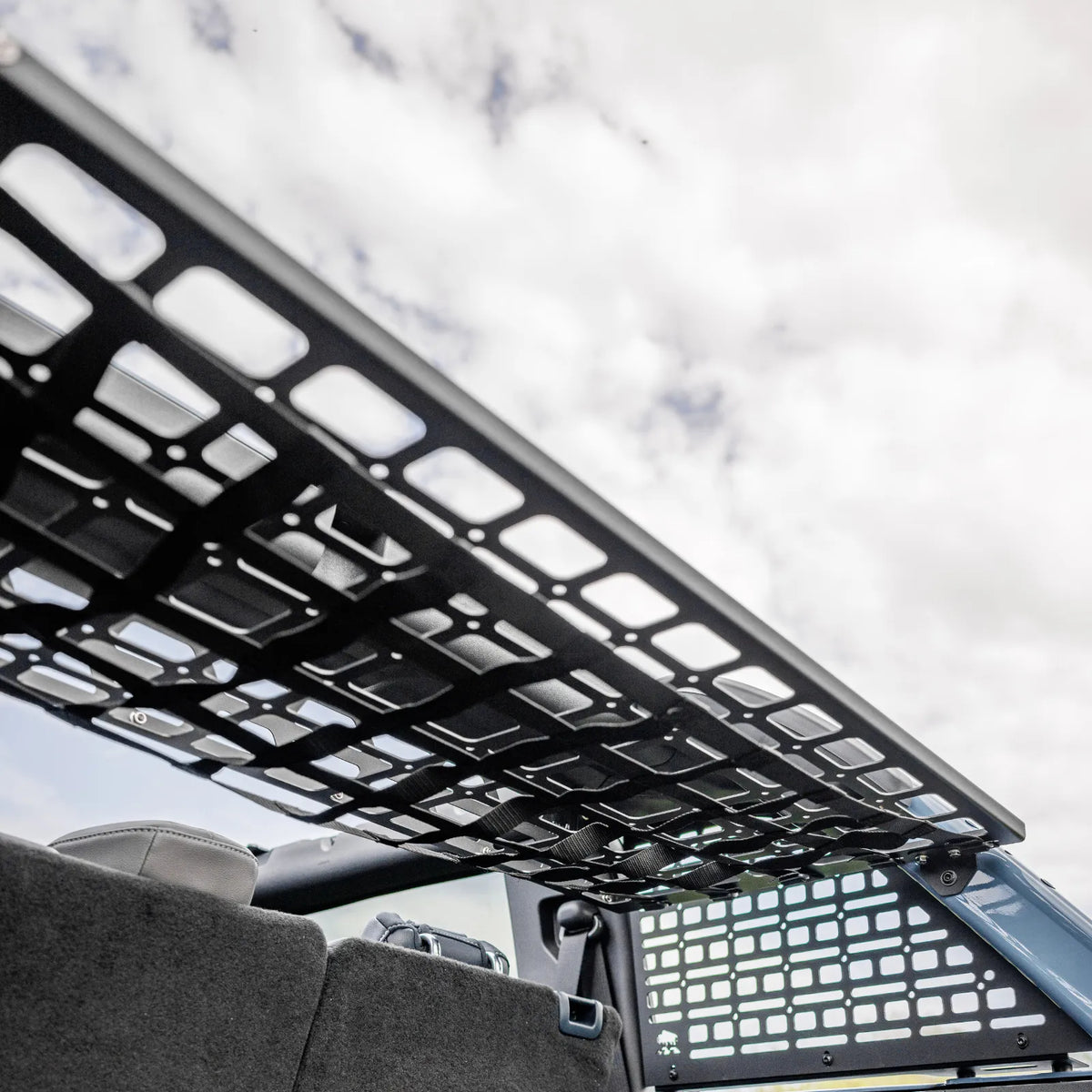 Universal-Netz unter dem Roof Shelf