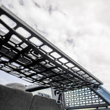 Universal-Netz unter dem Roof Shelf