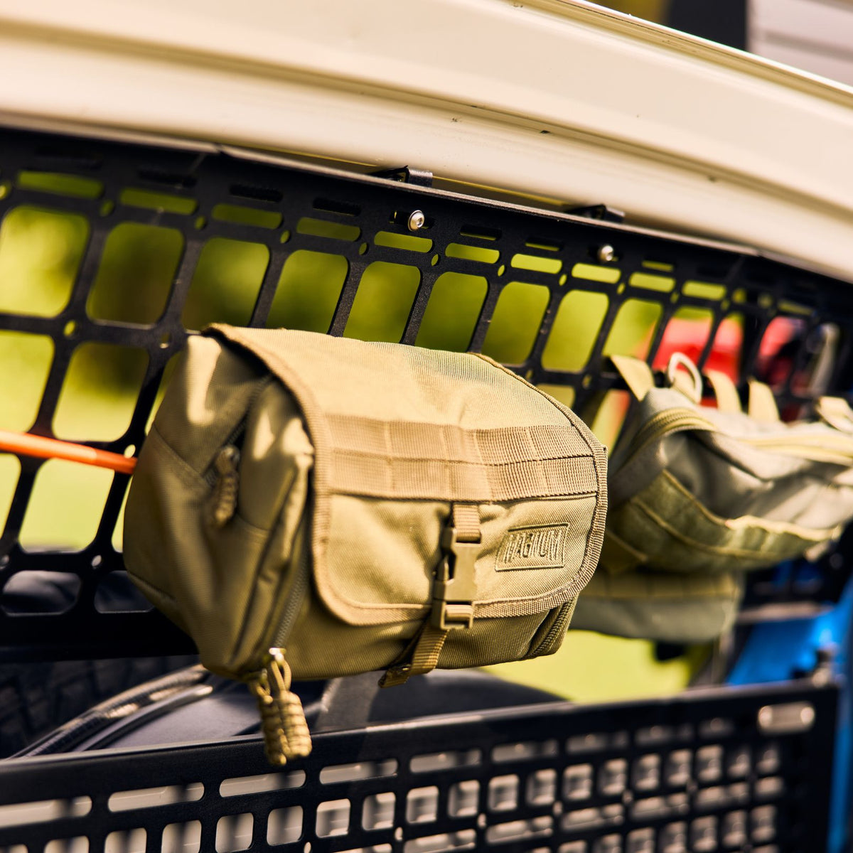 Heckscheiben-MOLLE-Paneel - FJ Cruiser-11-Bison Gear